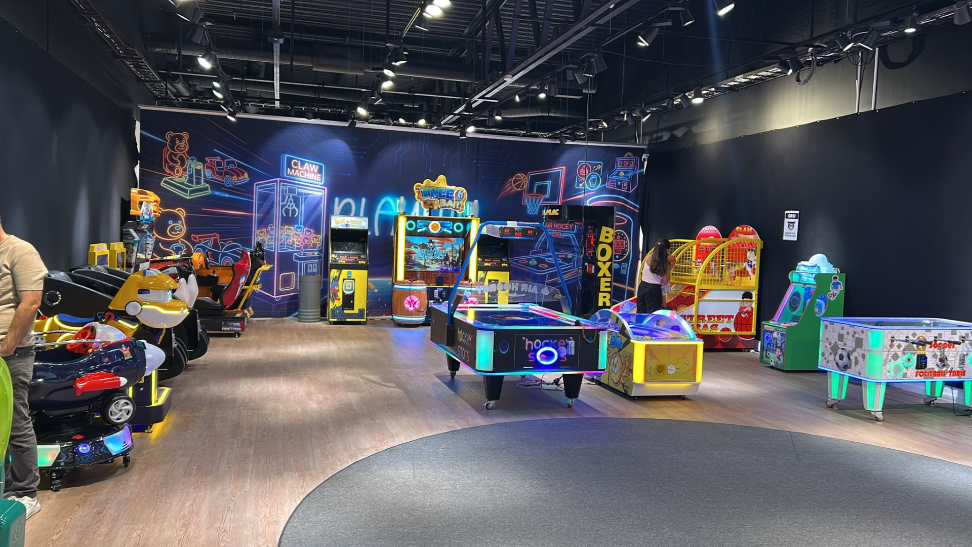 PlayFuns arkadhall i Tuna Park med barnåk, airhockey, basketspel och klomaskiner